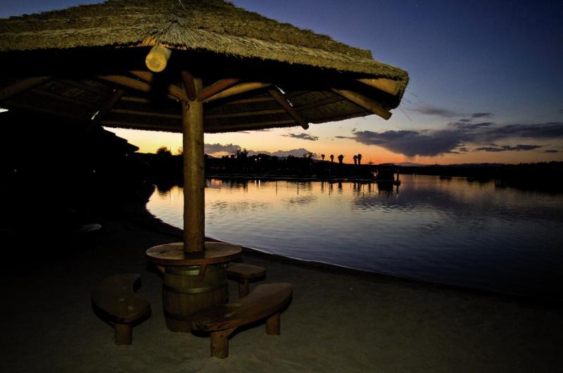 Pirate Cove Resort & Marina Needles Extérieur photo